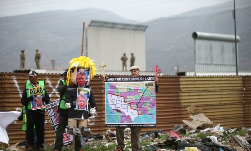 IMAGEN DEL DÍA | Protestas en ambos lados de la frontera contra visita de Trump a prototipos de muro