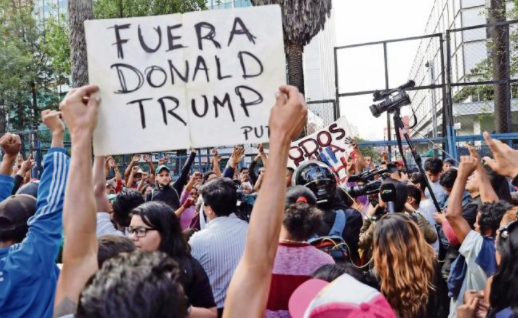 IMAGEN DEL DÍA |Protestan contra Trump en embajada