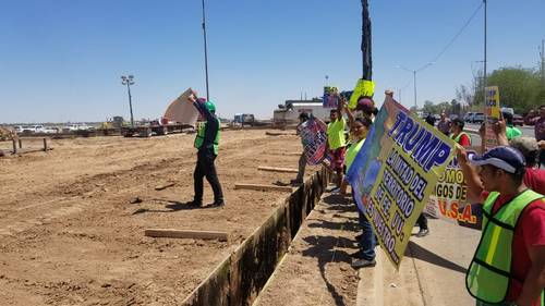 IMAGEN DEL DÍA | Activistas impiden que funcionaria de EU supervise muro en la frontera de Mexicali