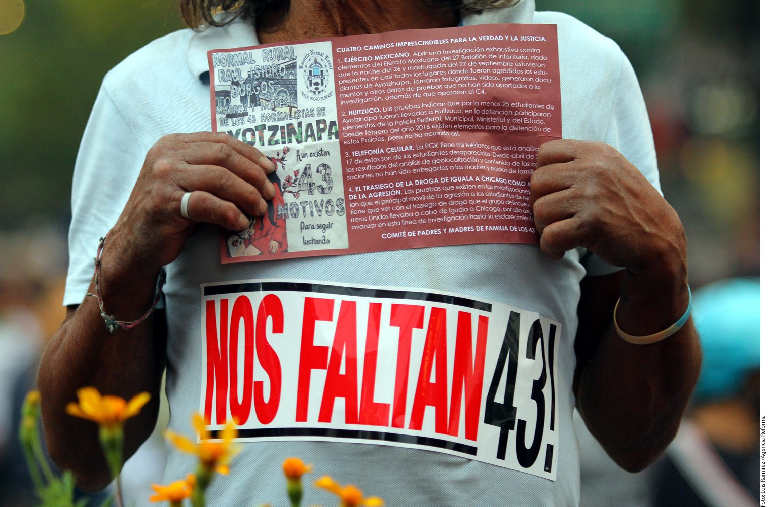 Una manifestante durante la marcha de ayer en apoyo a los estudiantes desaparecidos de Ayotzinapa Foto: Agencia Reforma