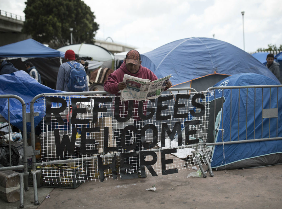 IMAGEN DEL DÍA | Migrantes esperan para solicitar asilo en Estados Unidos