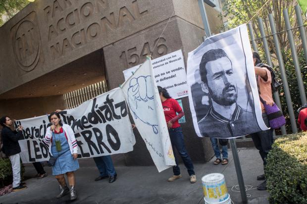 IMAGEN DEL DÍA | Protestan en sede de PAN por encarcelamiento de activista