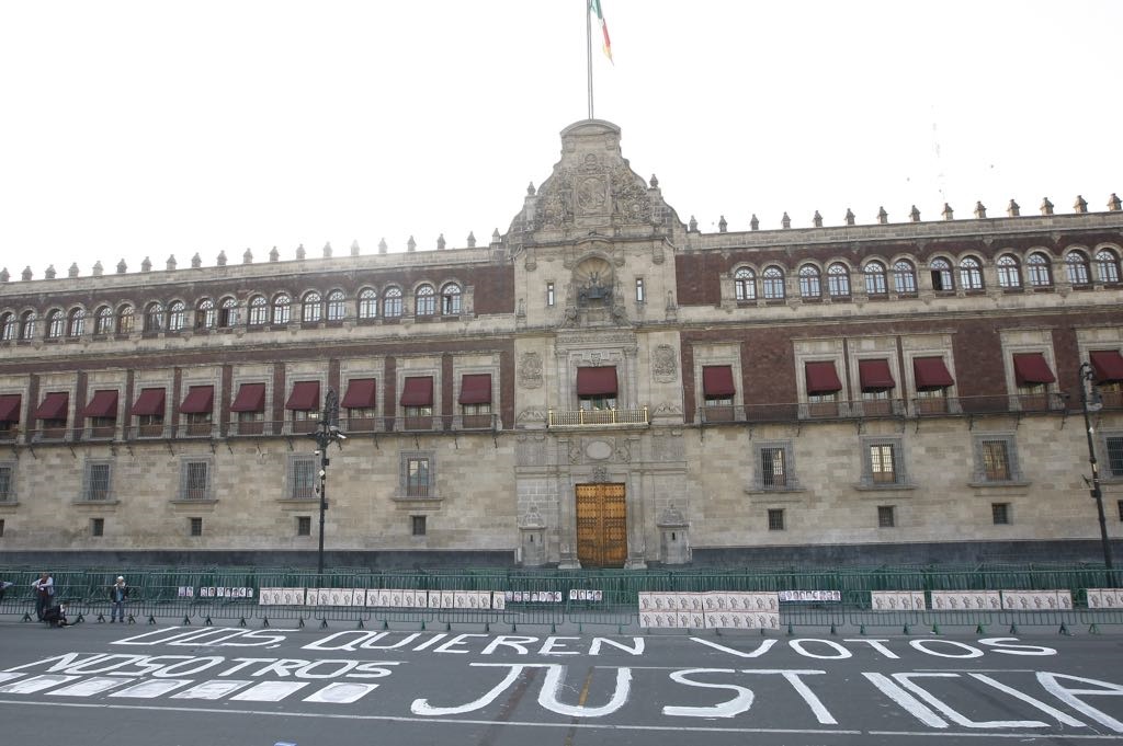 IMAGEN DEL DÍA | Periodistas protestan frente a Palacio Nacional