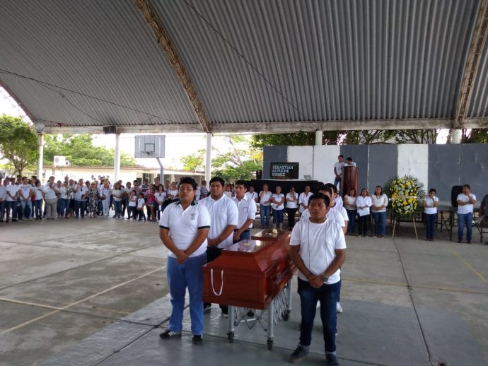 IMAGEN DEL DÍA | Compañeros de joven veracruzano asesinado exigen renuncia de funcionarios