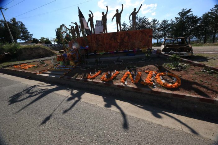 Dirigentes y familiares colocan una ofrenda de frutas y flores de cempasúchil en este día de muertos  a las personas que perdieron la vida en los hechos trágicos del 19 de Junio del 2016 en Asunción, Nochixtlan Oaxaca.
Fotos: Hugo Cruz