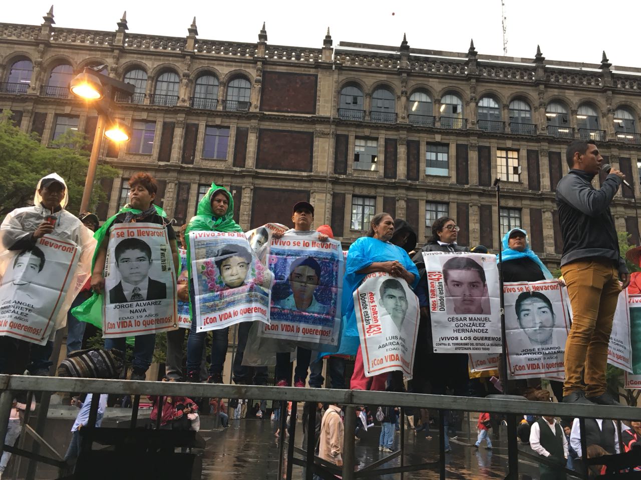 FRASE DEL DÍA | «No nos vayan a dar la espalda»: madres de Ayotzinapa a ministros