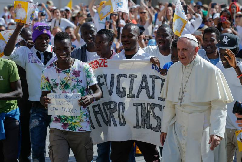 FRASE DEL DÍA | «Los migrantes esperan que tengamos el valor de destruir el muro de esa complicidad cómoda y muda que agrava su desamparo»: Papa Francisco