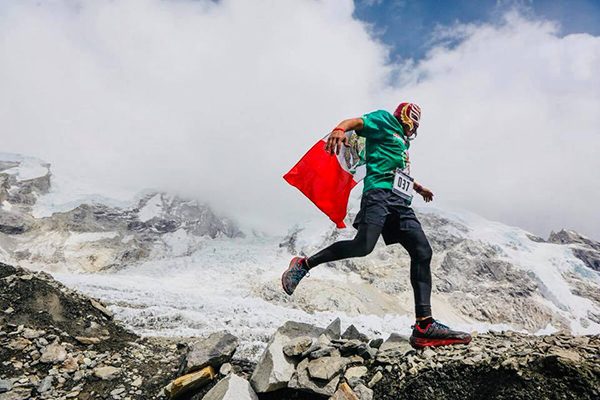 IMAGEN DEL DÍA | Mexicano recorre el Everest en memoria de los niños ABC