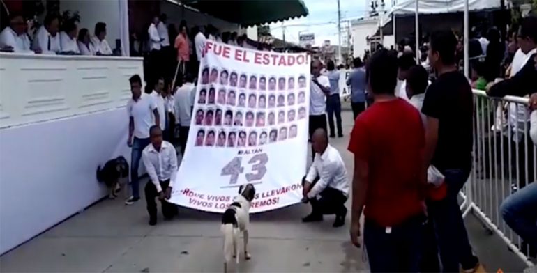 IMAGEN DEL DÍA | Recuerdan a los desaparecidos de Ayotzinapa en desfile en Guerrero
