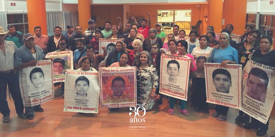 IMAGEN DEL DÍA | Abuelas de Plaza de Mayo con madres de desaparecidos en México