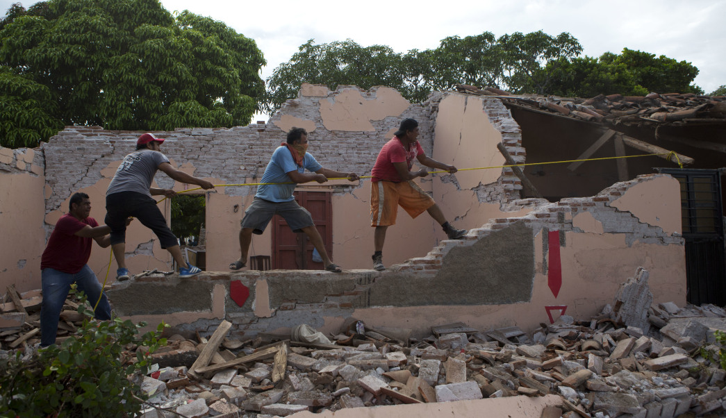 FRASE DEL DÍA | «Primero la reconstrucción de las casas, las escuelas, los hospitales»: Obispo emérito Arturo Lona Reyes