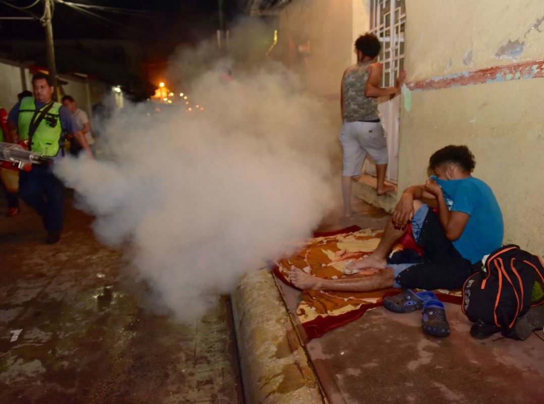 IMAGEN DEL DÍA | De noche, fumigan a migrantes en Chiapas para “prevenir el dengue”