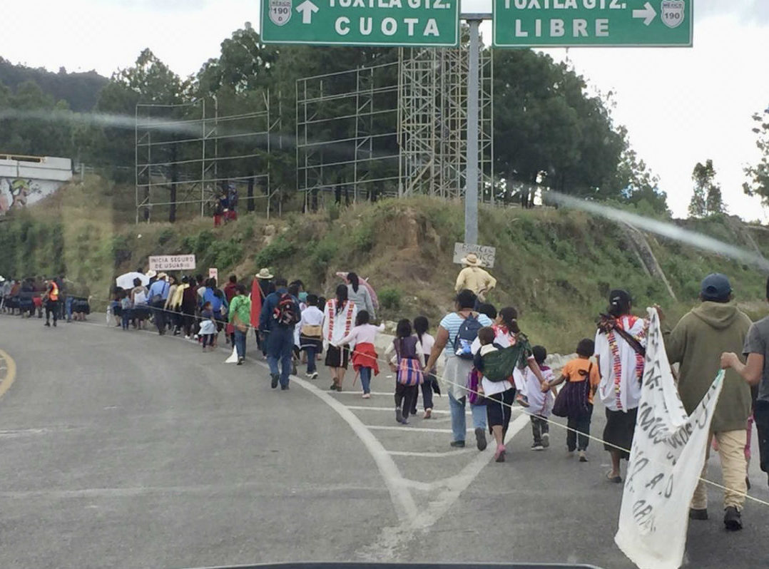 IMAGEN DEL DÍA | Personas desplazadas en Chiapas realizan «Caravana de los pies cansados»