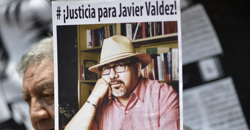 Compañeros de Javier Valdez, atacados con Pegasus tras el asesinato