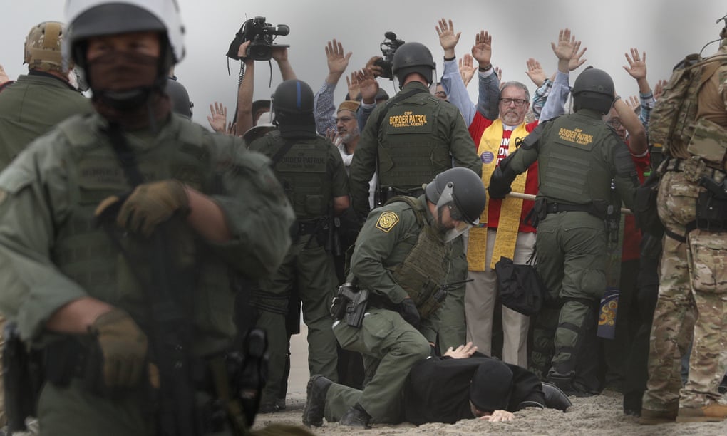 IMAGEN DEL DÍA | Arrestan a líderes religiosos pro-migrantes en la frontera México-EU