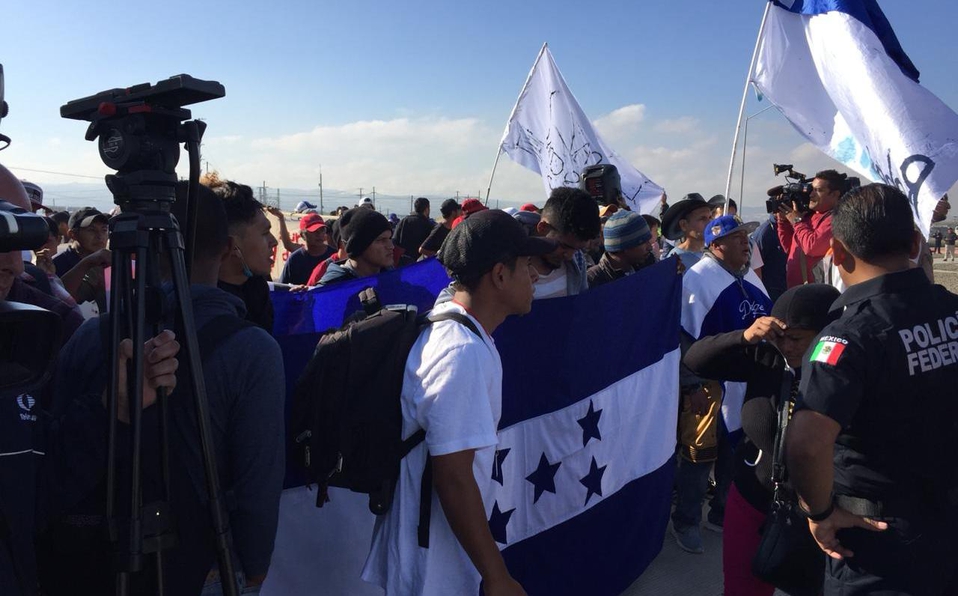 IMAGEN DEL DÍA | Migrantes marchan a consulado de EU, en Tijuana