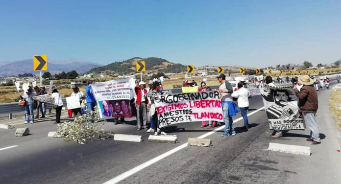 IMAGEN DEL DÍA | Pobladores de Tlanixco bloquean autopista por libertad de sus compañeros