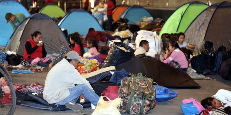 IMAGEN DEL DÍA | Pasan desplazados de Guerrero otra noche en el Zócalo