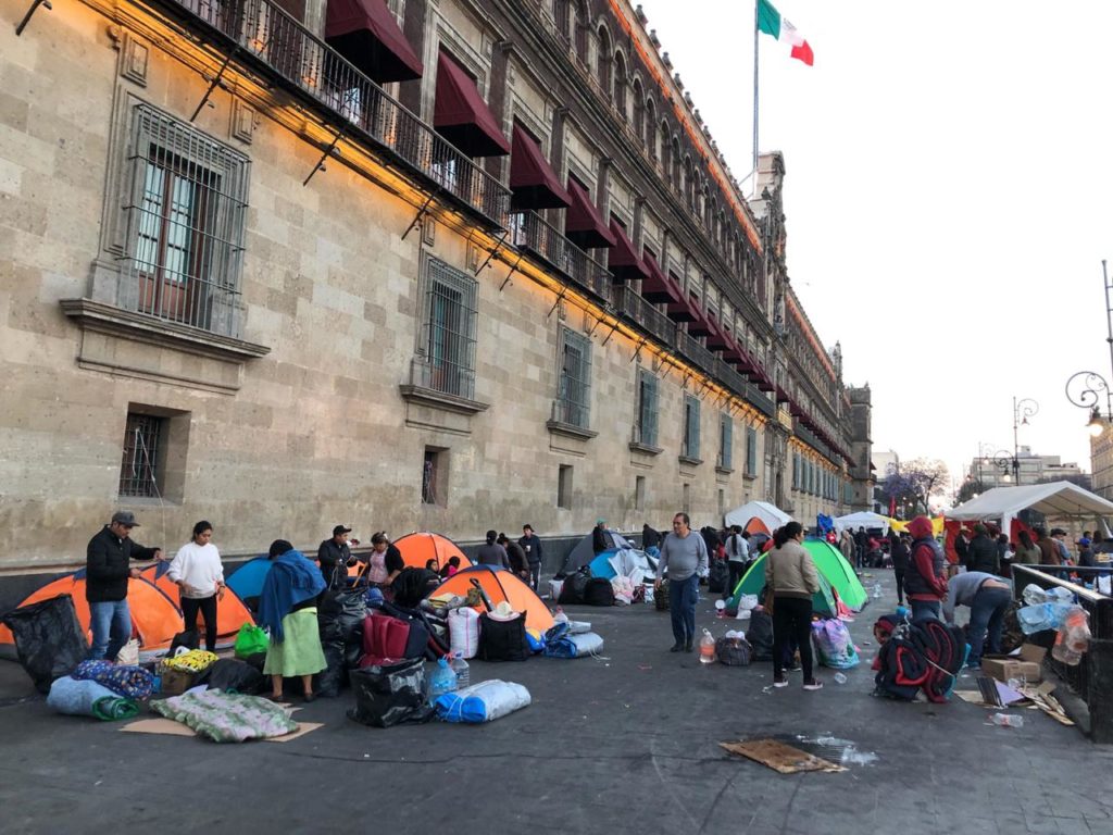 IMAGEN DEL DÍA | Desplazados de Guerrero levantan plantón de Palacio Nacional tras 38 días