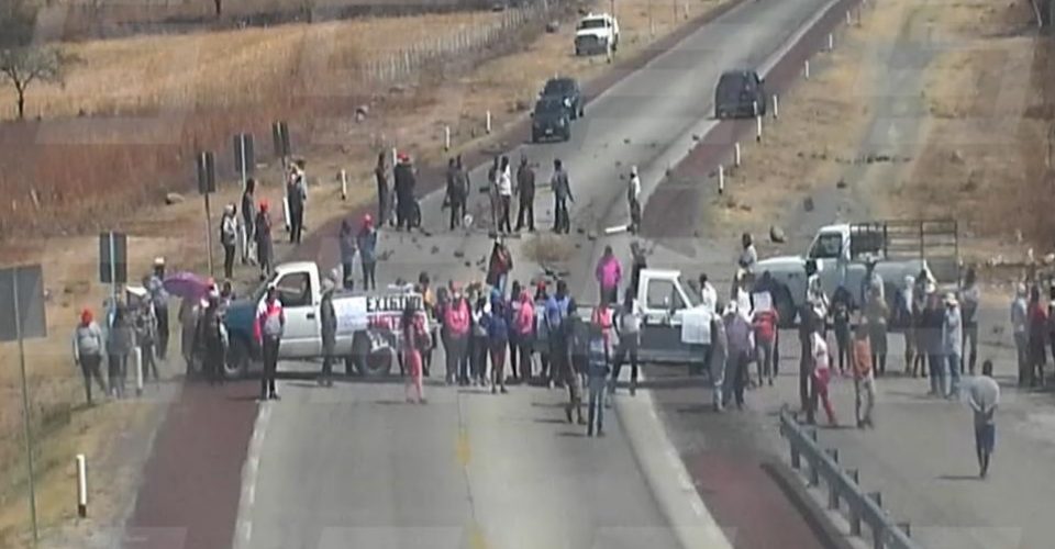 IMAGEN DEL DÍA | Pobladores de Amilcingo protestan en autopista por la muerte de Samir Flores