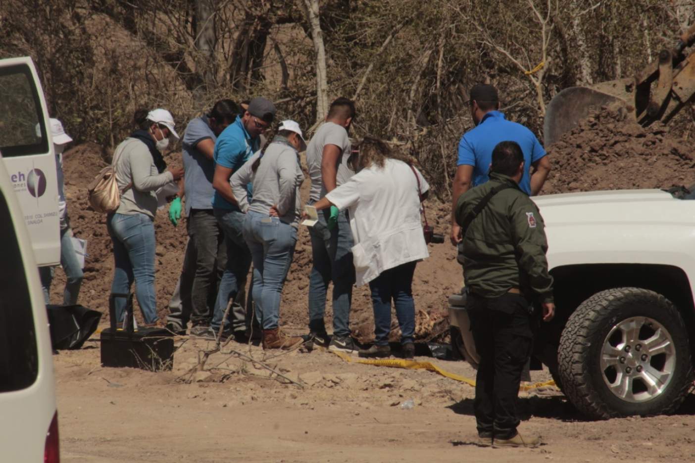 IMAGEN DEL DÍA | Rastreadoras hallan cuerpos en fosa clandestina en Mazatlán
