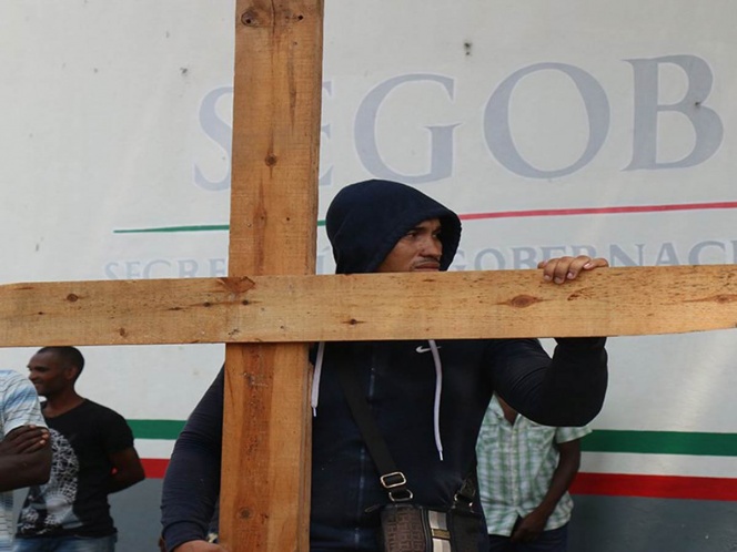 IMAGEN DEL DÍA | Cubano se crucifica en estación migratoria de Chiapas