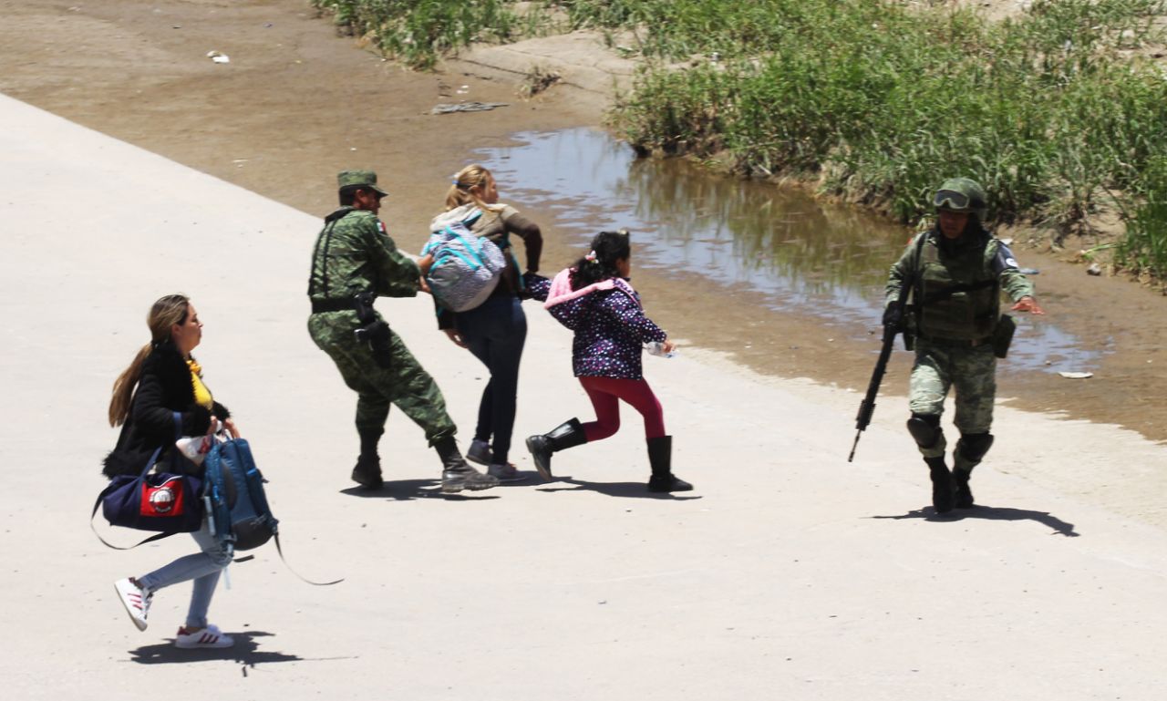 IMAGEN DEL DÍA | Imagen de militares jaloneando mujeres migrantes aviva las críticas
