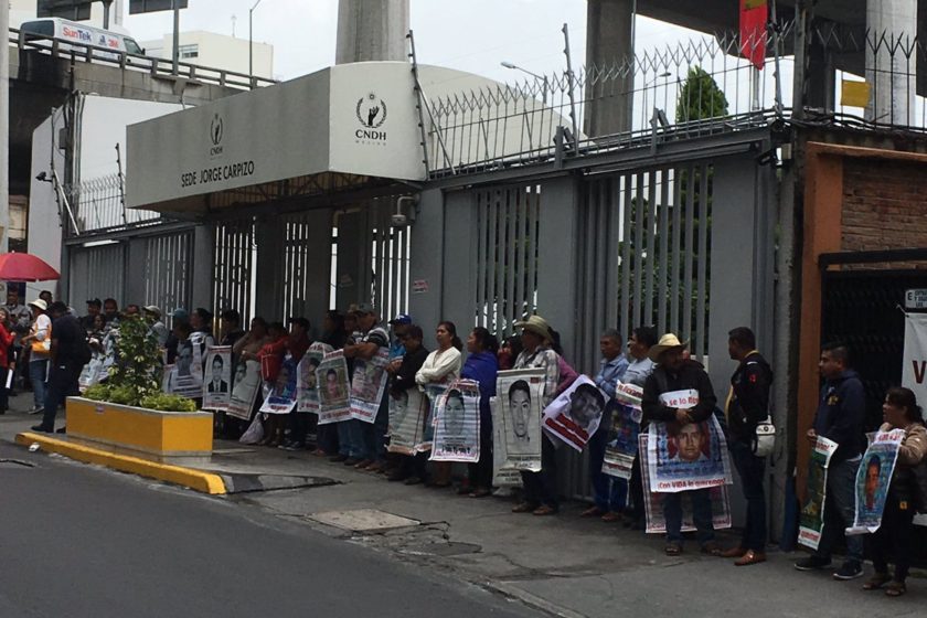 Familiares de normalistas de Ayotzinapa se manifiestan por irregularidades en investigación