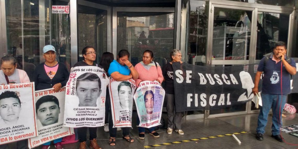 IMAGEN DEL DÍA | Padres de víctimas de Ayotzinapa exigen fiscal especial