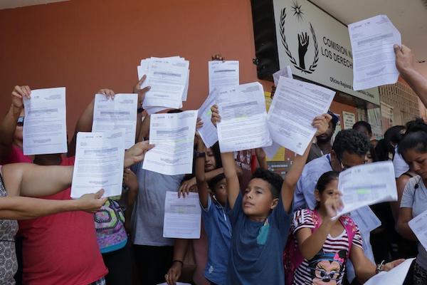 IMAGEN DEL DÍA | Migrantes protestan pacíficamente frente a oficinas de la CNDH en Chiapas