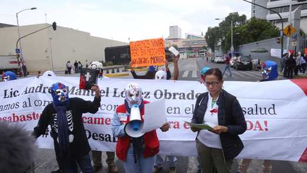 IMAGEN DEL DÍA | Protestan por desabasto de medicamentos contra VIH/Sida