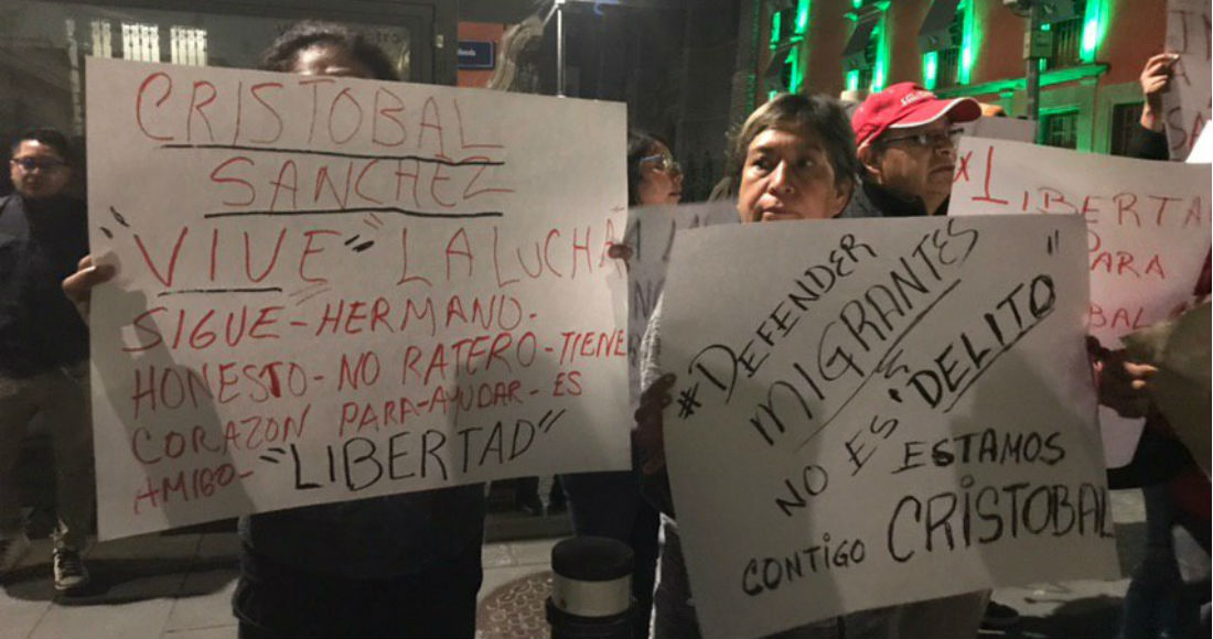 IMAGEN DEL DÍA | Compañeros del activista Cristóbal Sánchez exigen su liberación afuera de Palacio Nacional