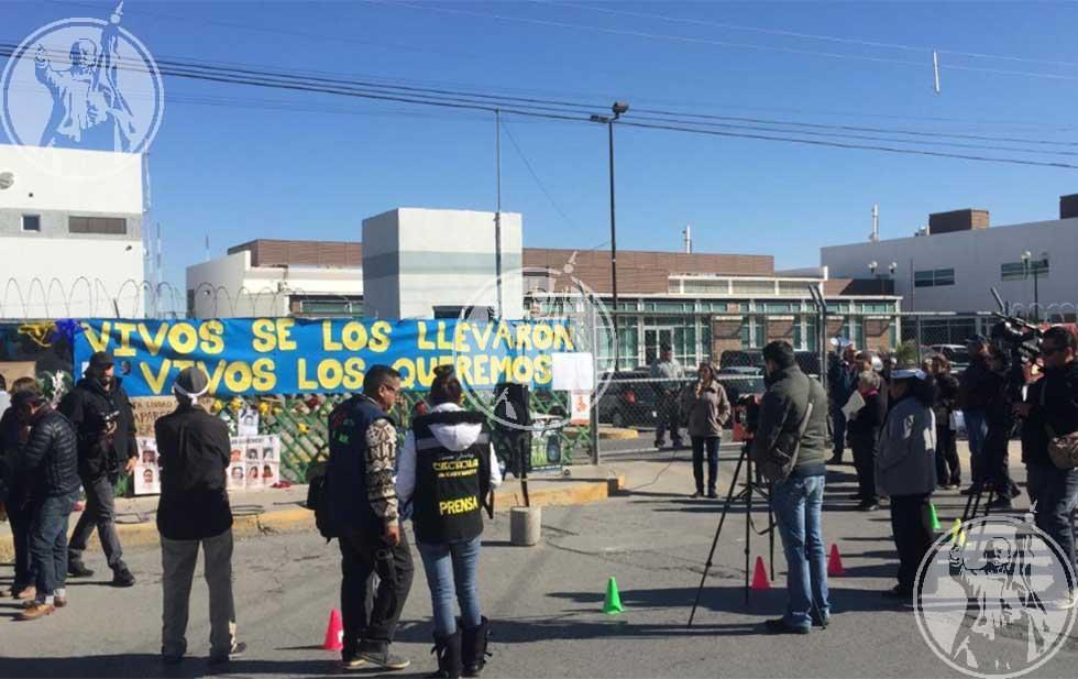 IMAGEN DEL DÍA | Protestan familiares de desaparecidos al exterior del Semefo de Ciudad Juárez