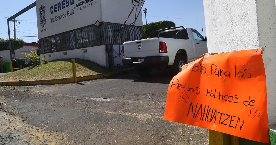 URUAPAN, MICHOACÁN. 26MARZO2019. Tres comuneros indígenas de Nahuatzen fueron detenidos por elementos de la Secretaría de Seguridad Pública (SSP) sin que se presentara orden de aprehensión alguna, denunciaron integrantes del Consejo Ciudadano Indígena. A través de un documento, los comuneros dieron a conocer que oficiales de la Policía Michoacán se los llevaron en una camioneta blanca y una café que no estaban identificadas como patrullas oficiales de la SSP.  Los comuneros estaban en una jornada de manifestaciones diarias con la esperanza de que salgan libres José Antonio Arreola Jiménez, José Luis Jiménez Mesa y Gerardo Talavera Pineda, quienes fueron acusados de robo de vehículo y sabotaje en el 2018. 
FOTO: JUAN JOSÉ ESTRADA SERAFÍN /CUARTOSCURO.COM