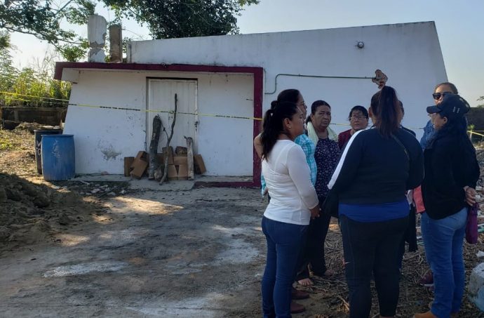 IMAGEN DEL DÍA | Madres toman SEMEFO de Coatzacoalcos para evitar que fiscalía siga quemando cuerpos
