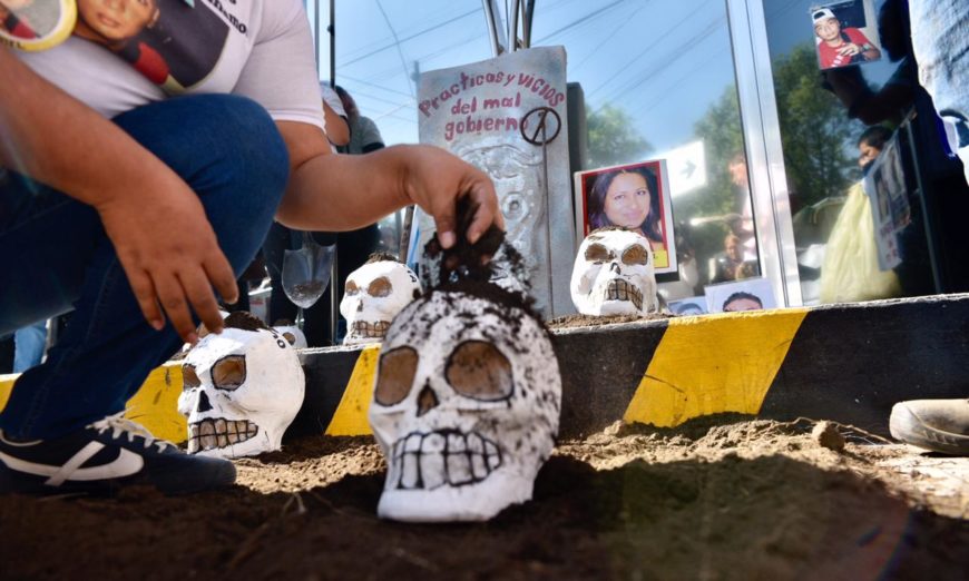 IMAGEN DEL DÍA | Frente a CEAV, familiares de desaparecidos denuncian “malas prácticas” de autoridades