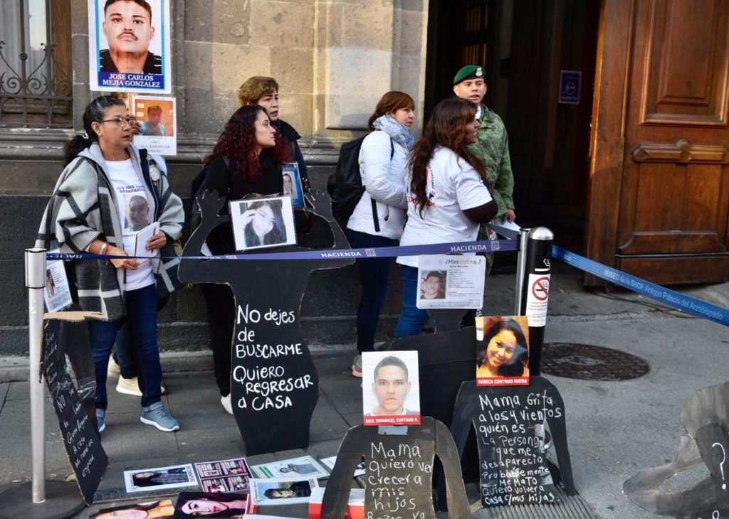 IMAGEN DEL DÍA | Familiares de desaparecidos reclaman falta de resultados y apoyo frente a Palacio Nacional