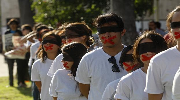 GUADALAJARA, JALISCO. 26SEPTIEMBRE2015.- A un año de los hechos violentos que se registraron en Iguala, Guerrero, en donde estudiantes de la normal rural de Ayotzinapa fueron atacados por policías municipales y federales y en donde hasta la fecha 43 de ellos se encuentran desaparecidos, esta tarde cientos de personas de diversas organizaciones marcharon de distintos puntos de la ciudad hacia la Plaza de la Liberación para exigir la aparición de los estudiantes con vida. FOTO: FERNANDO CARRANZA GARCIA/ CUARTOSCURO.COM