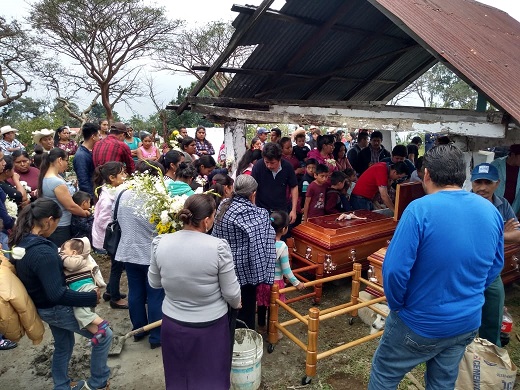 IMAGEN DEL DÍA | Velan a abuelo y nieta asesinados por SSP en Veracruz