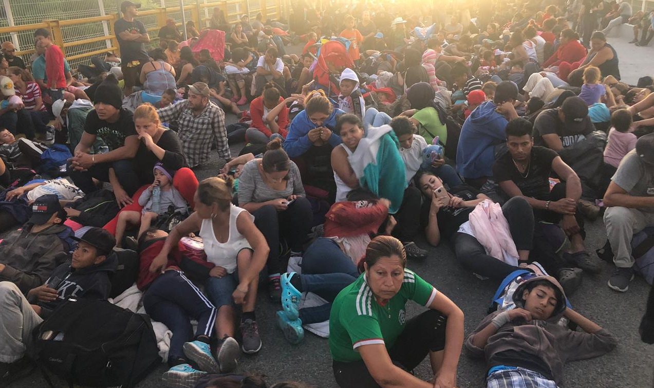 Migrantes piden a AMLO cruzar por México; ONG denuncian fallas en la atención a la caravana
