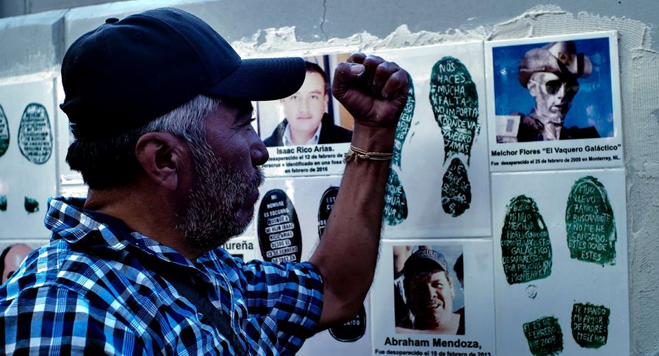IMAGEN DEL DÍA | Protestan ante la FGR familiares con fotos de desaparecidos