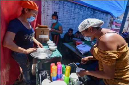 IMAGEN DEL DÍA | Mujeres transexuales instalan un comedor comunitario en Toluca