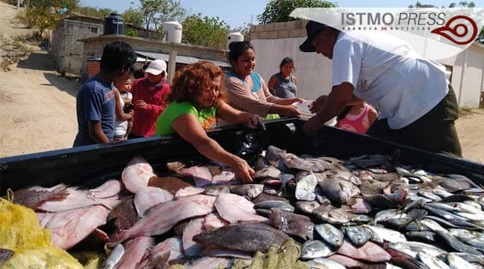 IMAGEN DEL DÍA | Oaxaca: Pescadores donan pescado fresco ante crisis por Covid-19