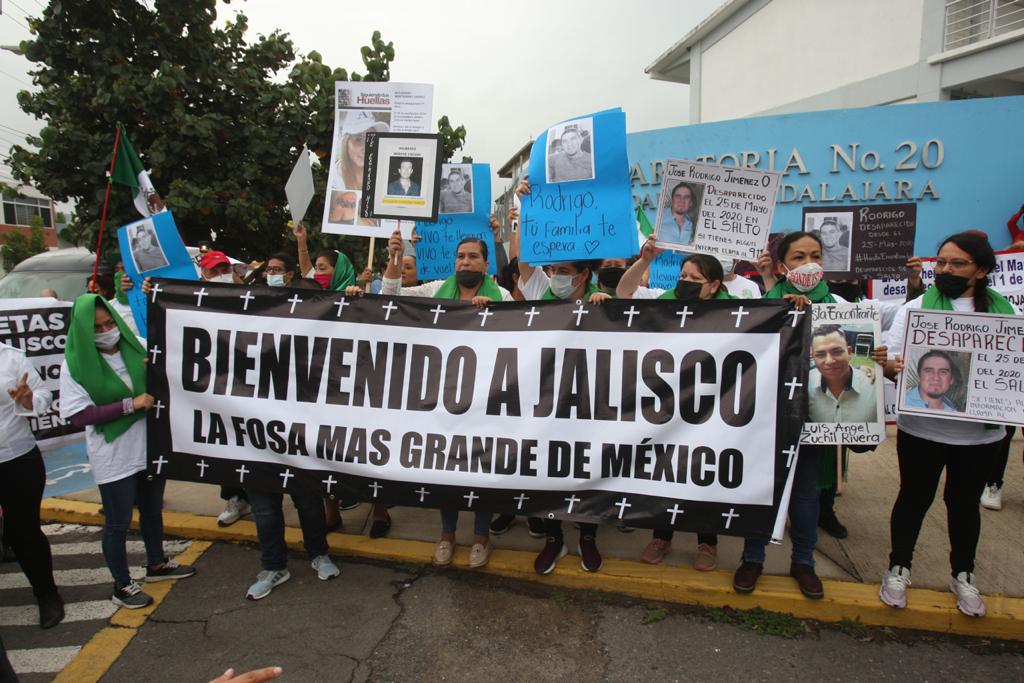 IMAGEN DEL DÍA | Jalisco: Reciben al presidente con demandas por personas desaparecidas
