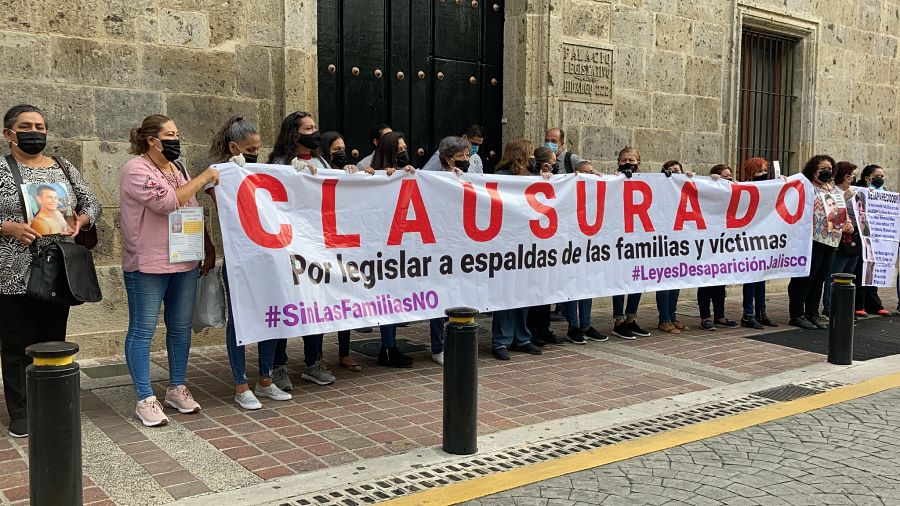 IMAGEN DEL DÍA | Clausuran Congreso de Jalisco por legislar a espaldas de las víctimas