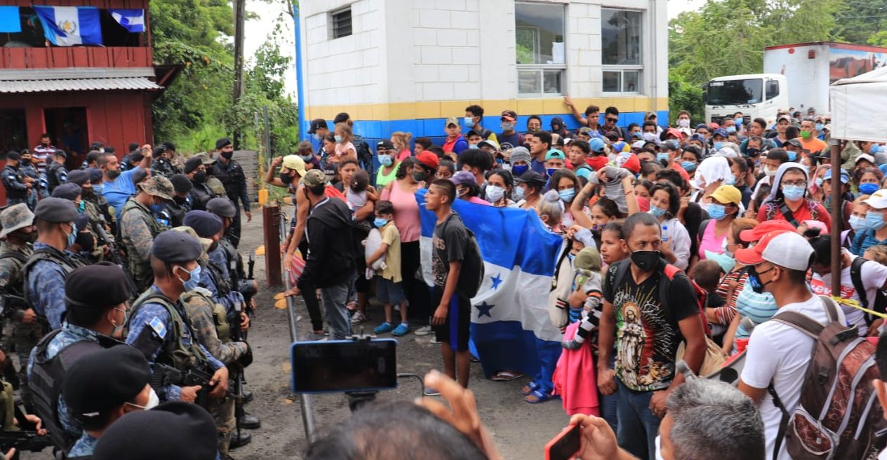 IMAGEN DEL DÍA | Caravana migrante: más de mil ingresan en Guatemala pese a barrera policial