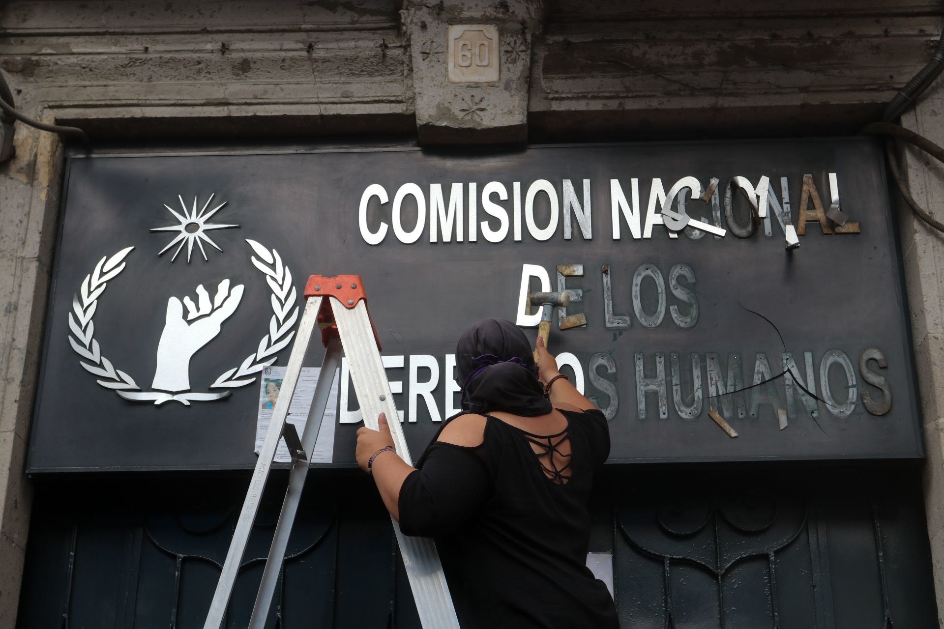 CIUDAD DE MÉXICO, 06SEPTIEMBRE2020.-
Colectivas feministas que mantienen tomadas las instalaciones de la Comisión de Derechos Humanos de la Ciudad de MÉXICO (CNDH) desde hace tres días no han tenido respuesta y solución a sus demandas, durante el día renombraron simbólicamente el inmueble como "Casa de Refugio ni una menos México".
FOTO: GRACIELA LÓPEZ /CUARTOSCURO.COM