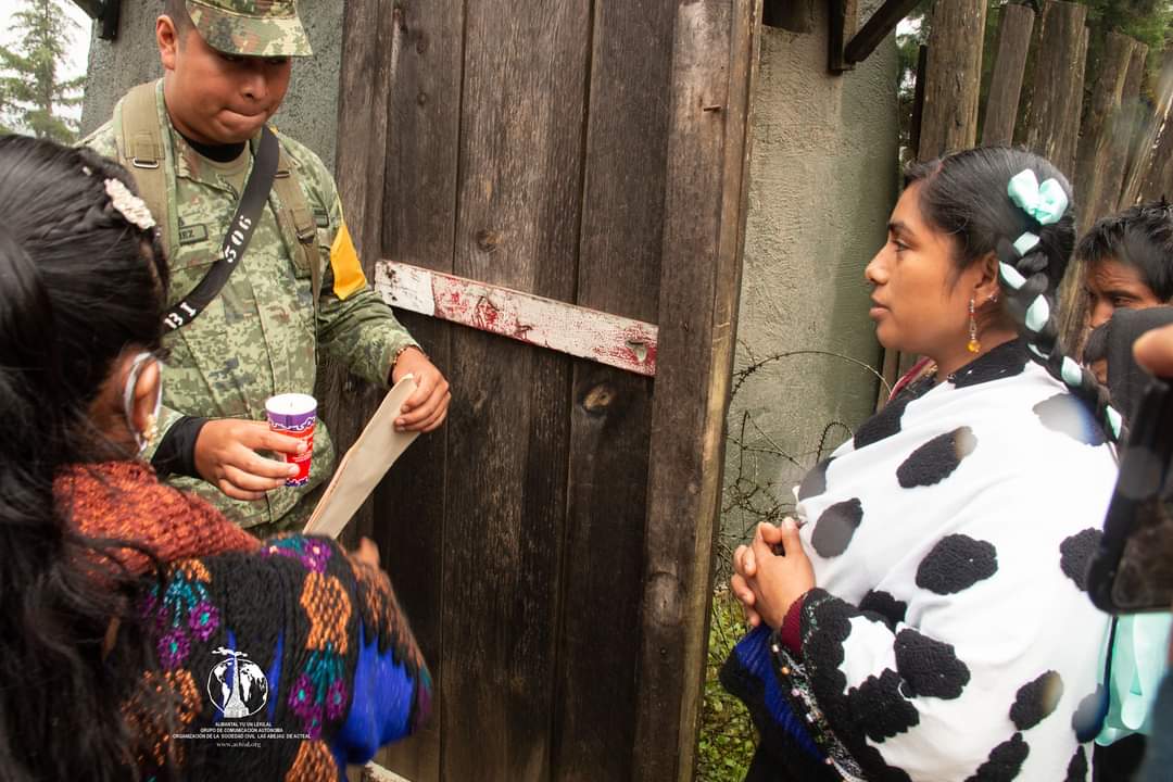 IMAGEN DEL DÍA | Mujeres víctimas de la masacre de Acteal protestan frente a cuartel militar