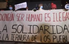 IMAGEN DEL DÍA | Desde manifestación en el INM, migrantes amagan con plantarse en Palacio Nacional
