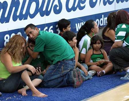 Una familia durante la balacera en el estadio de Torreón